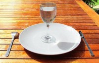 assiette, couteau, fourchette et verre d'eau